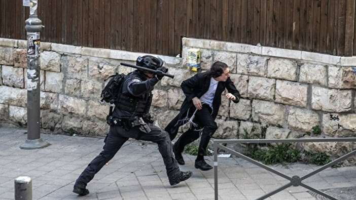 Siyonizm çocukları... İsrail polisi Kudüs'te Yahudilere saldırdı!