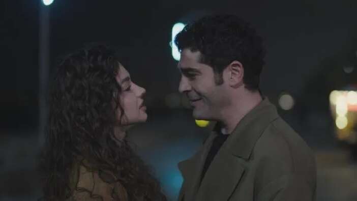 Bir Gece Masalı'nda romantik anlar! Canfeza ve Mahir yağmurda ıslandı