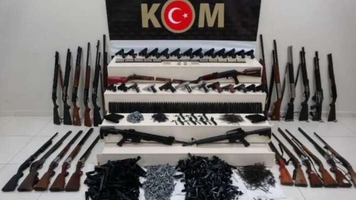 Van’da büyük silah operasyonu! 13 adreste çok sayıda silah ve mühimmat yakalandı