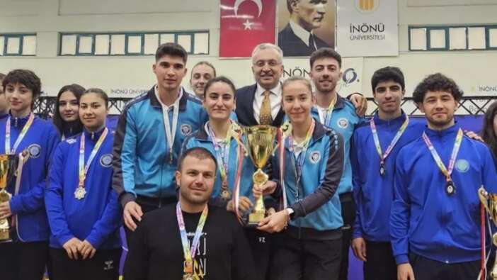 Erzincan Binali Yıldırım Üniversitesi badminton takımı 9. kez namağlup şampiyon