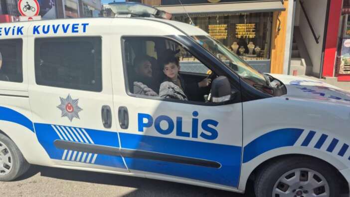 Bartın’da minik Aras’ın polis hayali gerçek oldu: Devriye aracıyla şehir turu attı