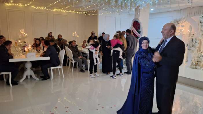 Zonguldaklı Demirezen çifti 40. evlilik yıl dönümlerinde düğün yaptı: Yuvanıza sahip çıkın