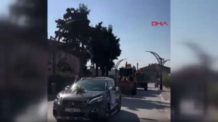 Yalova’da unutulmaz düğün: Kepçe operatörünün konvoyunda iş makineleri ve traktörler