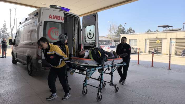 Cam takarken bastığı alçıpanın kırılan işçi 5. kattan düşerek ağır yaralandı