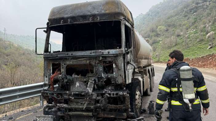 Şırnak’ta korku dolu anlar! Akaryakıt tankeri seyir halinde alevler içinde kaldı