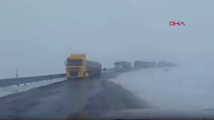 Ardahan’da kar engeli: Ilgar Dağı Geçidi’nde TIR’lar mahsur kaldı