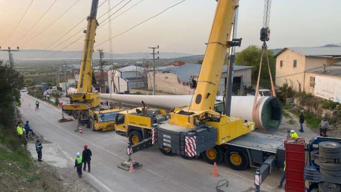 Çanakkale’de dev operasyon: Fabrika üzerine devrilen rüzgar gülü 9 saatte kaldırıldı
