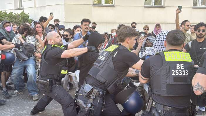 Berlin'de Humboldt Üniversitesi öğrencilerinin Filistin'e destek gösterisine polis müdahalesi