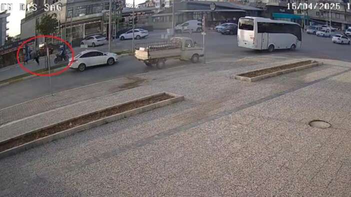Serik’te korku dolu anlar: Sahipsiz köpekten kaçan çocuğa motosiklet çarptı