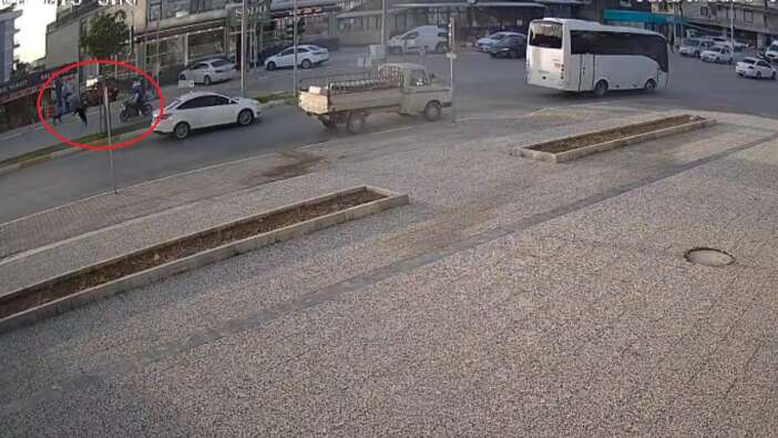 Sahipsiz köpekten korkarak yola fırlayan 10 yaşındaki çocuğa motosiklet çarptı