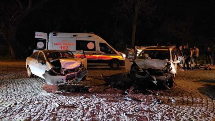 Edirne'de feci kaza! 2 otomobil çarpıştı, ortalık savaş alanına döndü