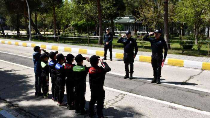 Diyarbakır’da çocuklardan polise anlamlı ziyaret: Ali Gaffar Okkan PMYO’da unutulmaz gezi