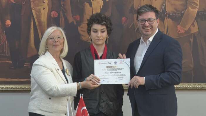 Teknolojiyle yeni bir başlangıç! Görme engelli kursiyerler yapay zeka sertifikasını aldı