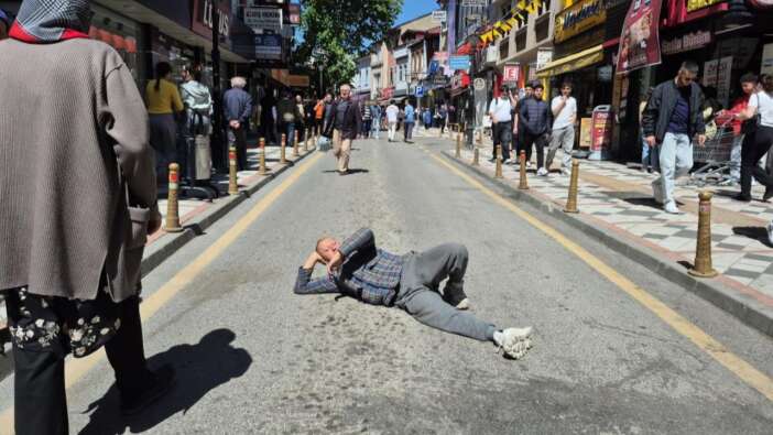 Bartın Şadırvan Caddesi’nde trafiğe kapatma denemesi: Güneşlenen genç ve top oynayan çocuklar dikkat çekti