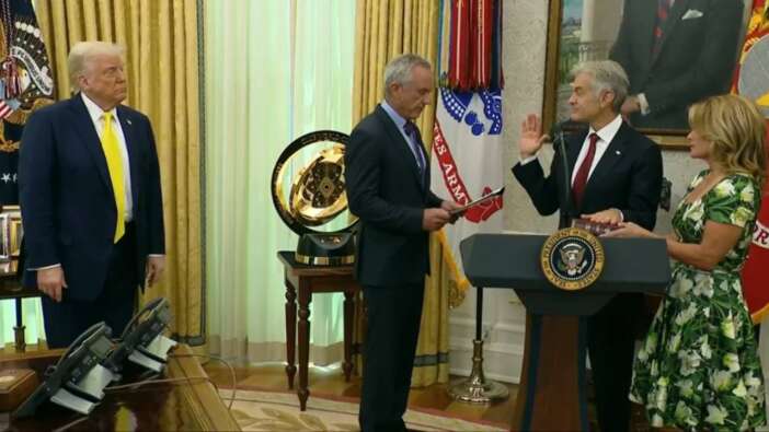 Mehmet Öz İncil üzerine yemin ederek Trump yönetiminde görev aldı, törende yürekler ağza geldi
