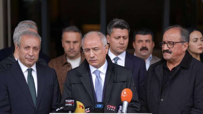 Efkan Ala, Sırrı Süreyya Önder'i hastanede ziyaret etti: Aldığımız bilgiye göre stabil durumu devam ediyor