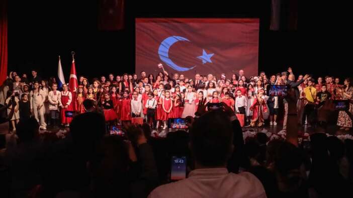 Rusya'da 15 ülkeden çocukların katılımıyla 23 Nisan Ulusal Egemenlik ve Çocuk Bayramı kutlandı