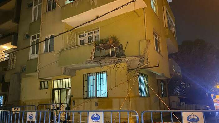 Pendik’te korku dolu anlar! 5 katlı binanın balkonu çöktü