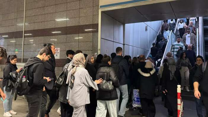 Metrobüs durağında "yürüyen merdiven arızası" yoğunluk oluşturdu