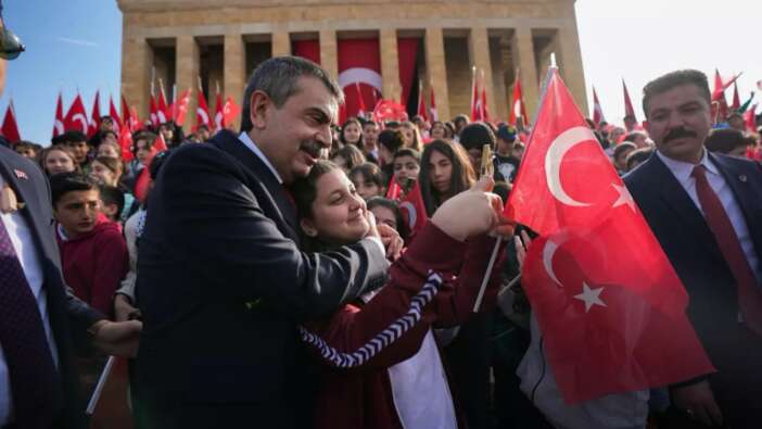 Türkiye 23 Nisan'ı kutluyor... Bakan Tekin çocuklarla Anıtkabir'i ziyaret etti