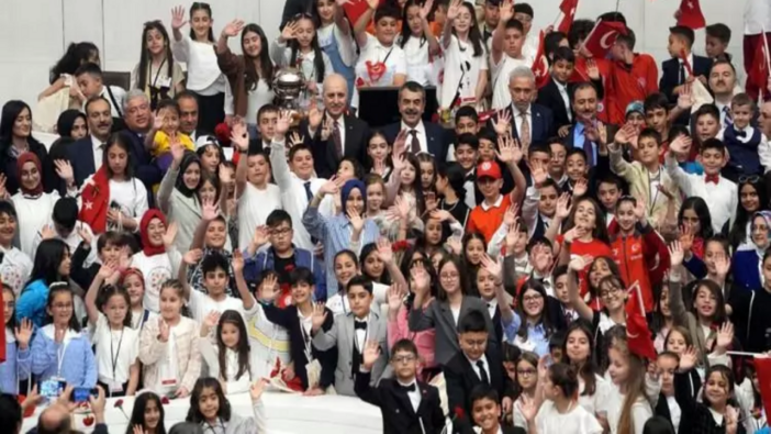 TBMM'de 23 Nisan coşkusu: Numan Kurtulmuş koltuğunu devretti