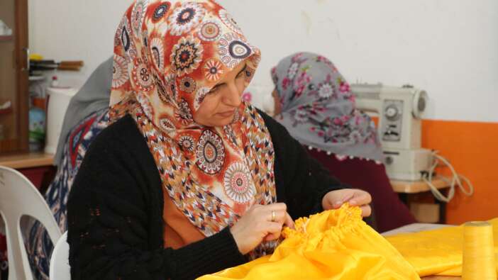 Amasya’da Hikmet Nine'nin kumaşları 23 Nisan’da çocuklara bayram kıyafeti oldu