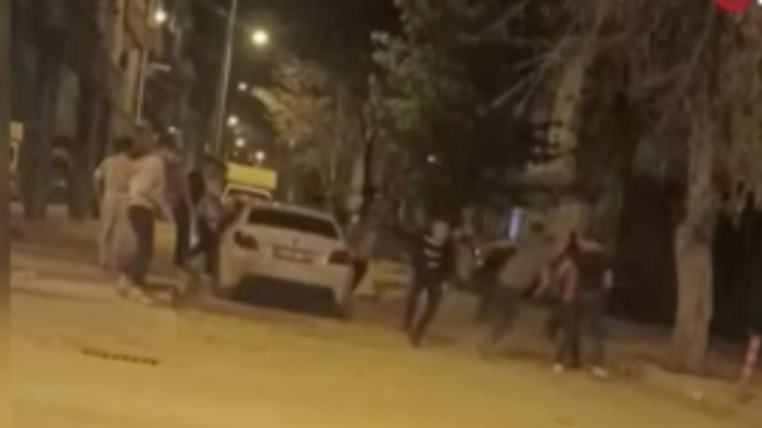 Ankara’da sopalı kavga kamerada: İki grup birbirine girdi!