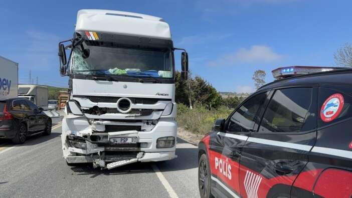 Arnavutköy’de hafriyat kamyonu faciası: Ticari taksi sürücüsü sıkıştığı araçta kurtarıldı