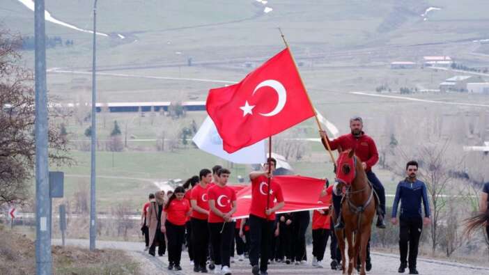 Erzurum’da öğrencilerin anlamlı yürüyüşü: Aziziye Tabyası’nda şehitlere saygı, Gazze’ye dua