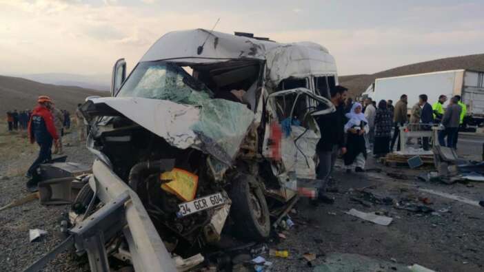 Van'da feci kaza: Yolcu minibüsü ile kamyonet çarpıştı! Ortalık savaş alanına döndü... 7 ölü, 12 yaralı var!