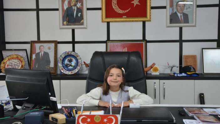 Demirci’de 23 Nisan coşkusu: Belediye başkanı koltuğunu çocuklara devretti