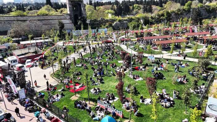 İstanbul'da deprem sonrası halk parklara akın etti! Fatih Millet Bahçesi'ndeki yoğunluk havadan görüntülendi...
