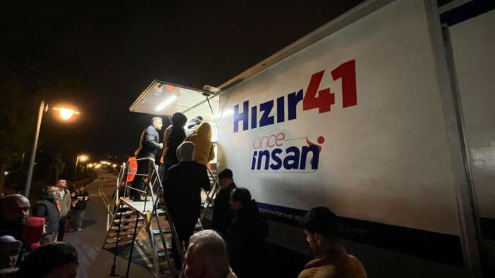 Kocaeli’den Küçükçekmece’ye dayanışma! Hızır 41 ekipleri çorba dağıttı