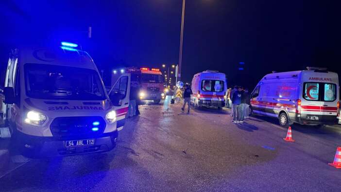 Sakarya’da duble yolda iki otomobil çarpıştı: 1’i ağır 7 yaralı