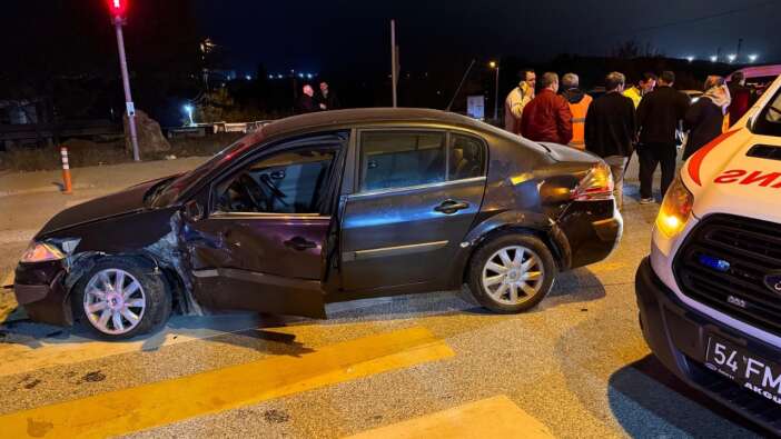 Sakarya’da feci kaza! İki otomobil çarpıştı, 1’i ağır 7 yaralı