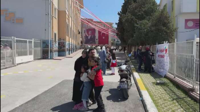 Avcılar'da öğrenciler depreme 23 Nisan gösterilerinde yakalandı, okuldaki panik kamerada
