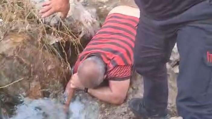 Adana’da sıra dışı kurtarma! Su altında kolu kayalara sıkışan vatandaş kurtarıldı