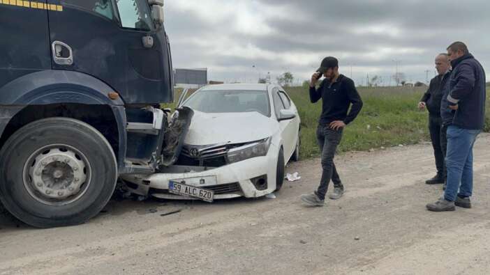 Tekirdağ Çorlu’da mıcırlı yolda kaza: Otomobil kamyona çarptı, sürücü yaralı