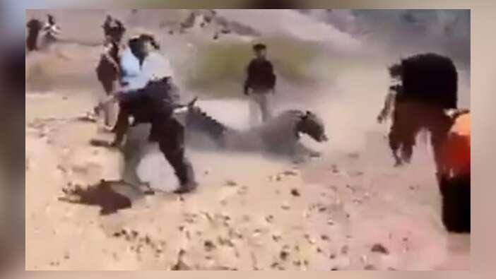 10 kişi sopalarla vurarak zor öldürdü! O anlar kamerada... VİDEO