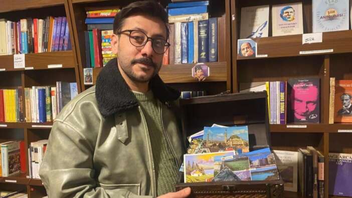Eskişehirli sahafın nostalji aşkı: Yeni nesil kartpostallara hayran