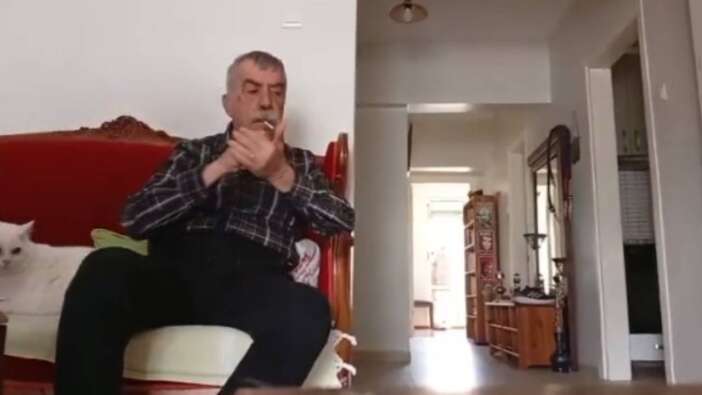 Sarp Kuray'ın deprem anında sigara keyfi! Türkiye'nin tanınmış solcusu çizgisini yine bozmadı