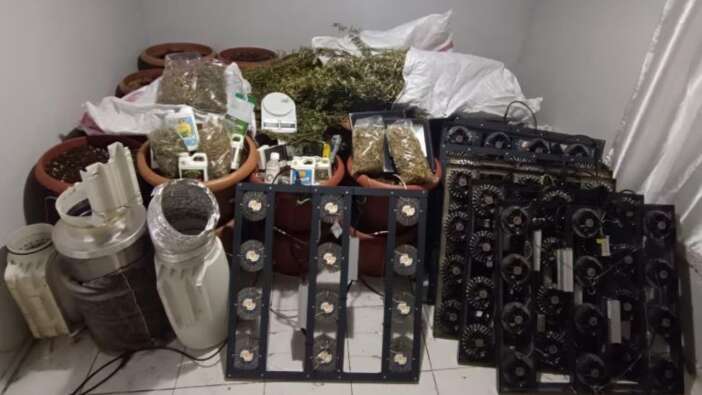 İzmir Bayraklı’da zehir imalathanesine baskın: 4,5 kg uyuşturucu ve ruhsatsız tabanca ele geçirildi