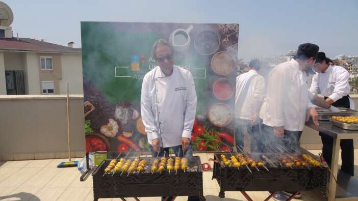 Alanya’da muşmula kebabı rüzgârı! Mangallar yakıldı, lezzet tanıtıldı