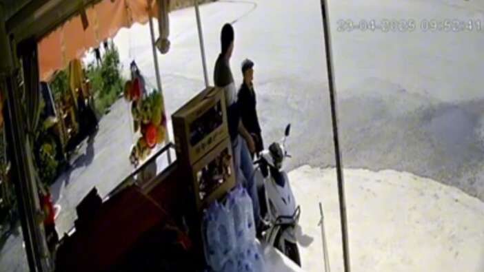 Antalya’da gülümseten kaza: Marketçi yaşlı adama seslenirken düştü, ilk yardım ondan geldi!