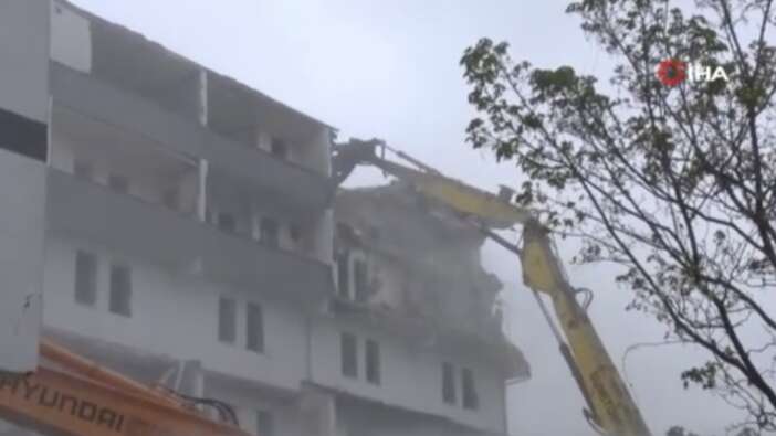 Deprem sonrası kentsel dönüşüm hız kazandı! Büyükçekmece’de 33 yıllık bina yıkıldı...