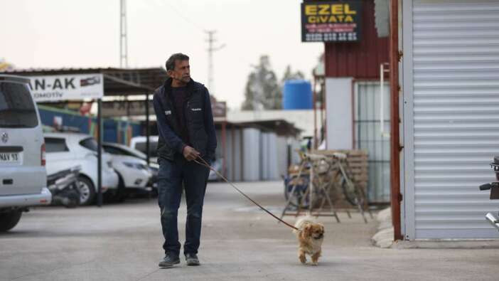 Depremden köpeği fındık sayesinde kurtulan usta işe de onunla gidiyor