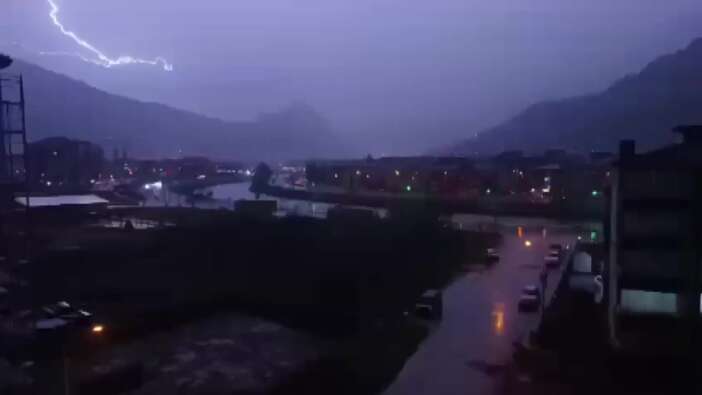 Amasya’da yıldırım faciası! Eve isabet eden yıldırım 1 kişiyi yaraladı