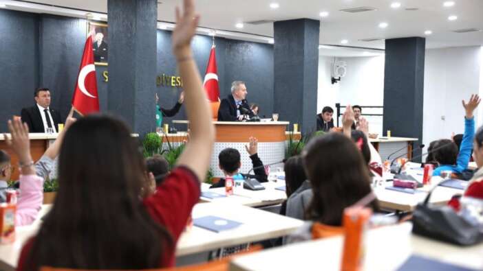 Sivas’ta 23 Nisan coşkusu: Belediye meclisi çocuklara emanet