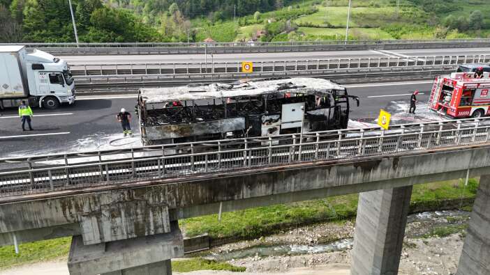 Bolu Dağı'nda seyir halindeki yolcu otobüsü alev alev yandı, 33 yolcu tahliye edildi