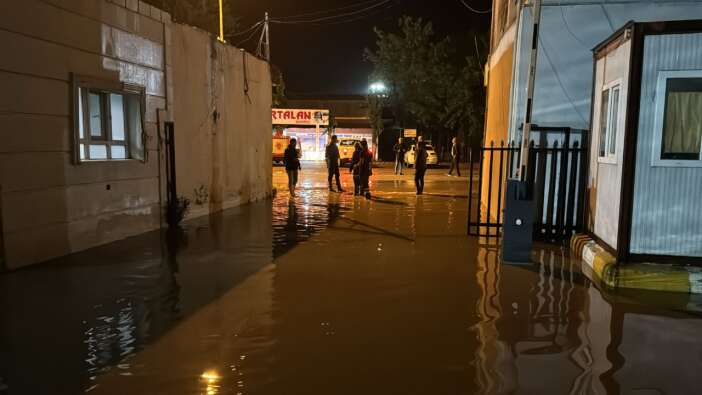 Meteoroloji uyarmıştı! Siirt'te etkili olan şiddetli yağış su baskınlarına neden oldu